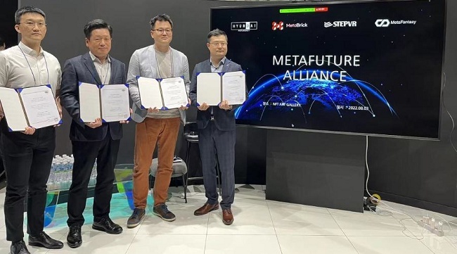 左一STEPVR CEO郭成、左二现代Futurenet 社长Ryu Seongtaek、右二metabrick CEO宋民裁、右一metafantasy CEO周荦 